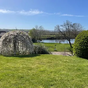 Apartment River Retreat - River Views & Parking